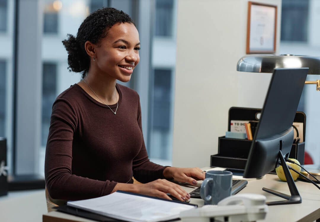 a women looking at a computer screen